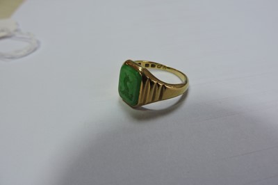 Lot 494 - A gentlemen's 18ct gold Art Deco carved jade intaglio signet ring