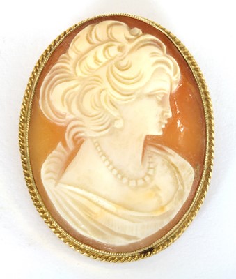 Lot 242 - A 9ct gold shell cameo brooch