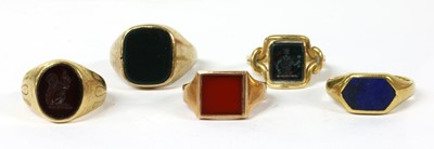 Lot 412 - An Edwardian gold bloodstone signet ring