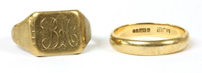 Lot 337 - A 9ct gold signet ring