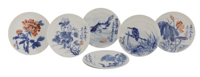 Lot 400 - A collection of ten blue and white saucers