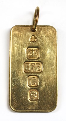 Lot 329 - A 9ct gold ingot pendant