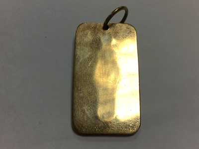 Lot 329 - A 9ct gold ingot pendant