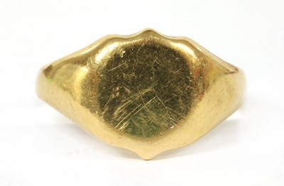 Lot 413 - An 18ct gold shield shaped signet ring