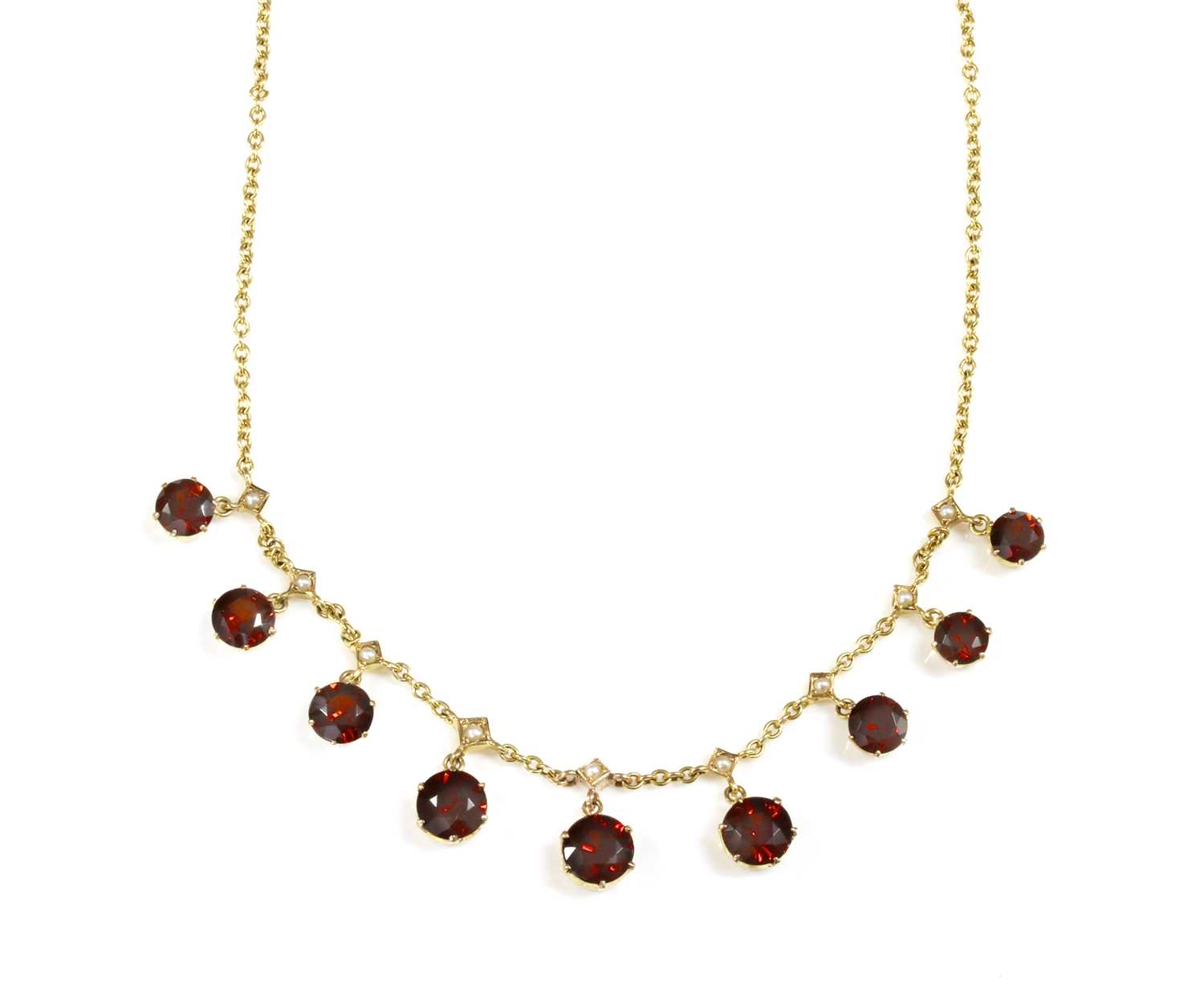 Lot 92 - A 9ct gold garnet and split cultured pearl fringe necklace