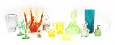 Lot 415 - A collection of glass items