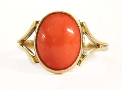 Lot 91 - A gold single stone coral ring