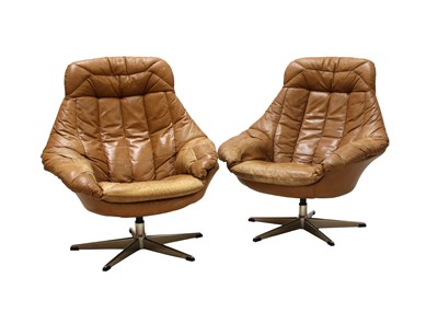 Lot 483 - A pair of leather lounge chairs