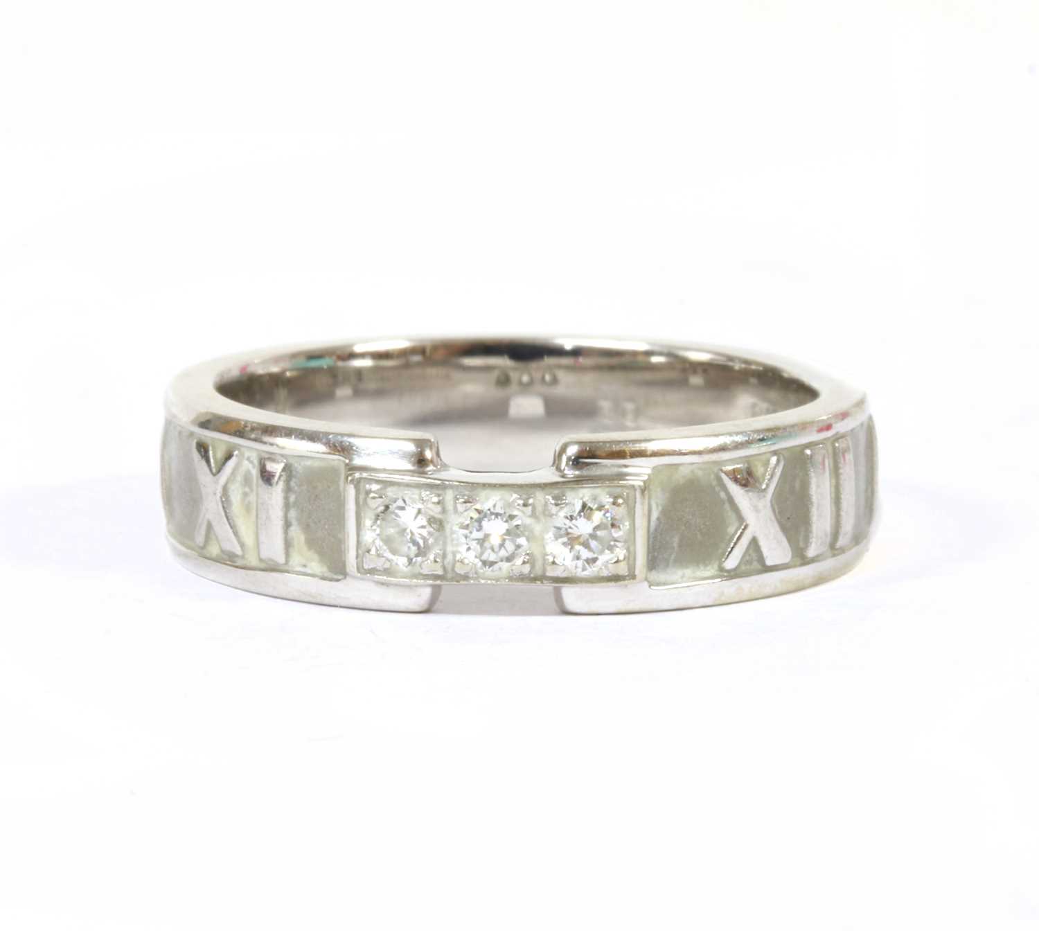 Lot 124 - An 18ct white gold 'Atlas' ring by Tiffany & Co