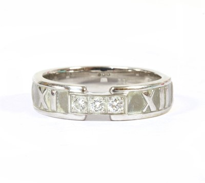 Lot 124 - An 18ct white gold 'Atlas' ring by Tiffany & Co