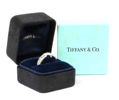 Lot 124 - An 18ct white gold 'Atlas' ring by Tiffany & Co