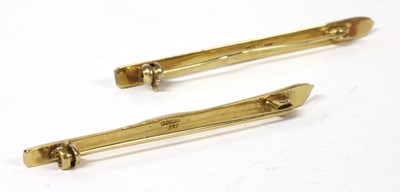 Lot 331 - A pair of gold 'Wengen Golden Ski' brooches