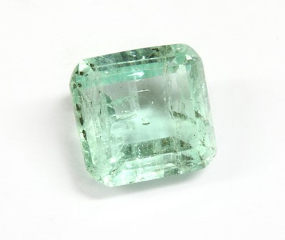 Lot 265 - An unmounted emerald cut green beryl