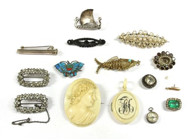 Lot 382 - A quantity of jewellery