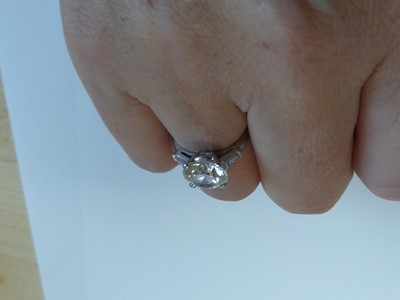 Lot 344 - A single stone diamond ring