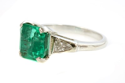 Lot 385 - An American single stone emerald ring