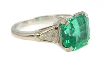 Lot 385 - An American single stone emerald ring