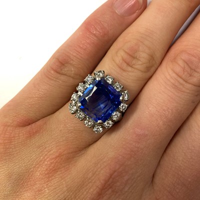 Lot 105 - An American sapphire and diamond cushion-shaped cluster ring
