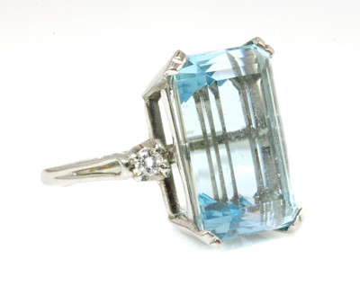Lot 325 - An American single stone aquamarine ring