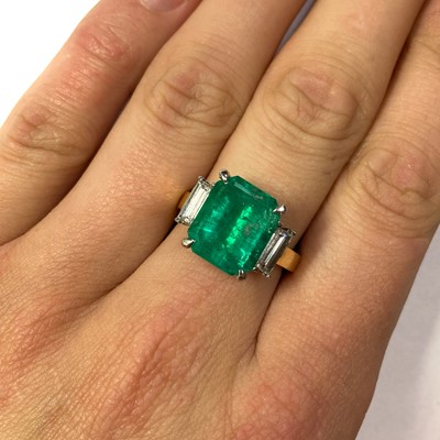 Lot 141 - An 18ct gold emerald and diamond ring