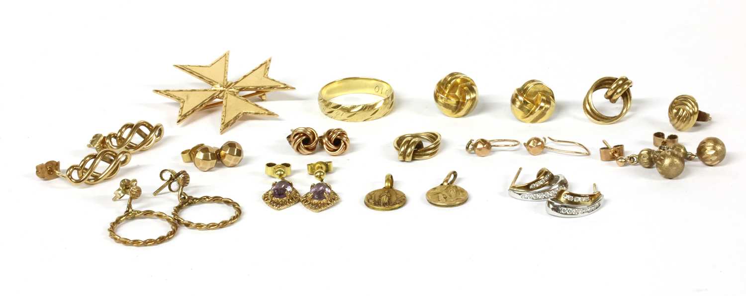 Lot 158 - A quantity of gold jewellery