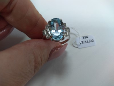 Lot 334 - A single stone aquamarine ring
