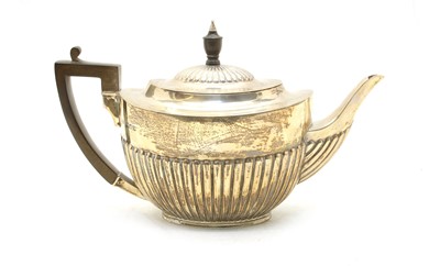 Lot 24 - An Edwardian silver teapot
