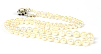 Lot 338 - A single row graduated cultured pearl necklace