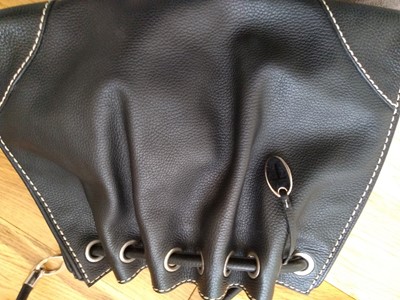 Lot 80 - A Tod's black leather shoulder bag
