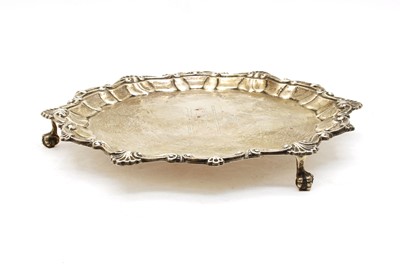 Lot 280 - An early 20th century silver salver
