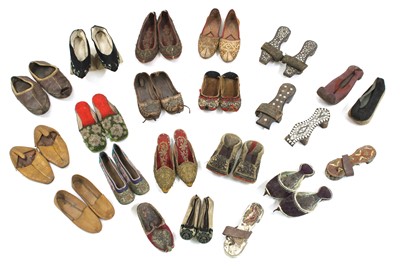 Lot 884 - A collection of Asian shoes