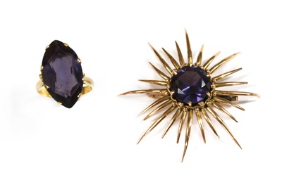 Lot 335 - A gold synthetic colour change sapphire star burst brooch
