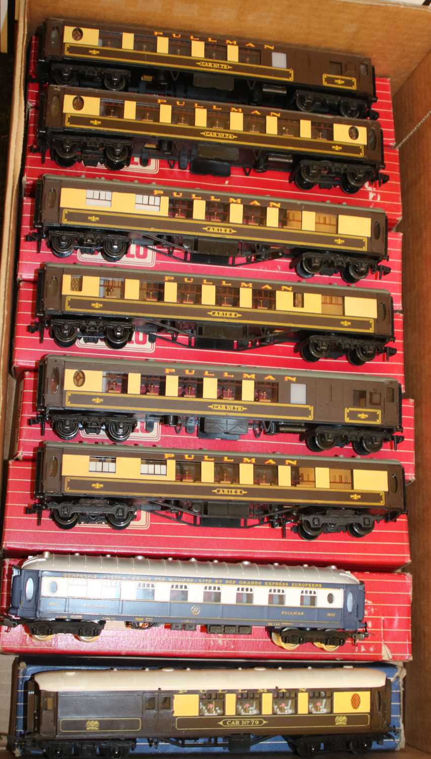 Lot 176 - Hornby Dublo Gauge Railway accessories