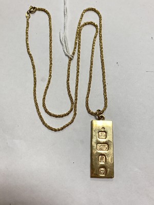 Lot 134 - A 9ct gold ingot pendant