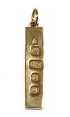 Lot 135 - A 9ct gold ingot pendant