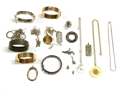 Lot 403 - A collection of jewellery