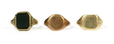 Lot 438 - A gold signet ring