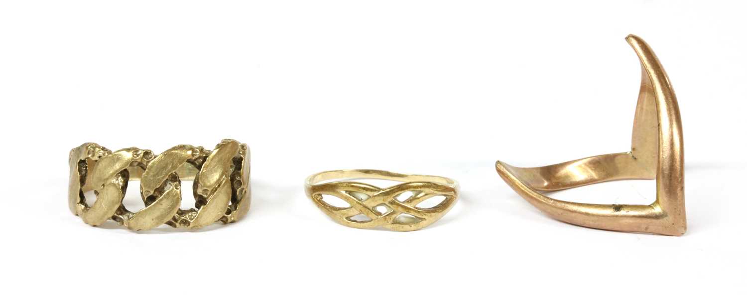 Lot 161 - A 9ct gold wishbone ring