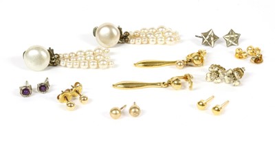 Lot 358 - A quantity of gold earrings