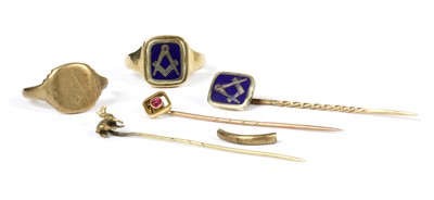 Lot 436 - A Masonic 9ct gold enamel swivel head signet ring