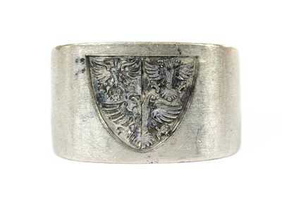 Lot 430 - A white gold signet ring