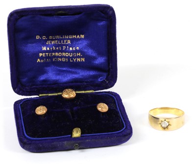 Lot 425 - A gentlemen's gold diamond set ring