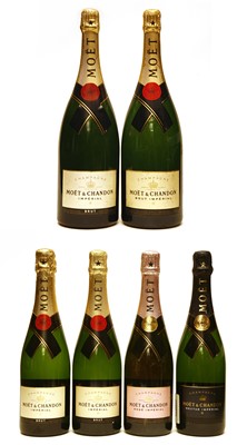 Lot 12 - Assorted Moët & Chandon: two magnums and four bottles