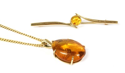 Lot 345 - A gold clarified amber pendant