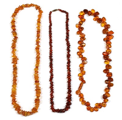 Lot 366 - A single row tumbled clarified amber bead necklace