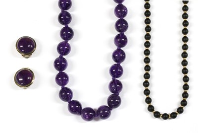 Lot 406 - A gold onyx bead necklace