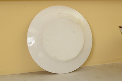 Lot 116 - A creamware comport and six dessert plates