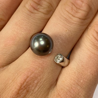 Lot 76 - An 18ct white gold cultured pearl and diamond torque ring