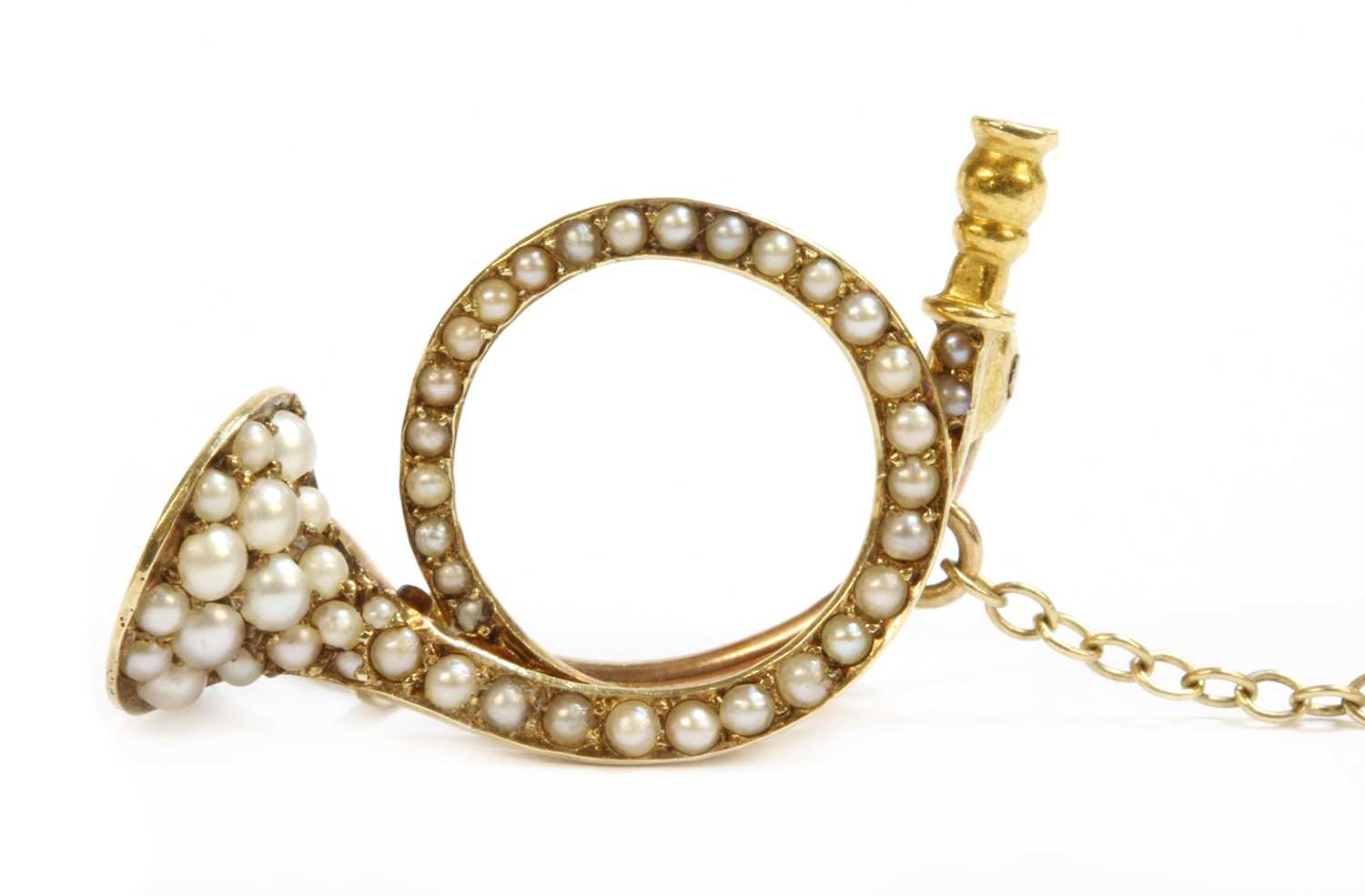Lot 26 - A gold split pearl brooch