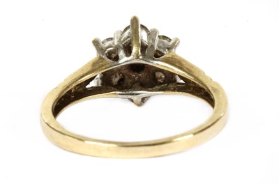 Lot 186 - A 9ct gold diamond cluster ring